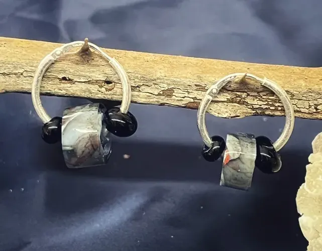 Paire de créoles en argent avec perles en verre marbré et perles noires suspendues
