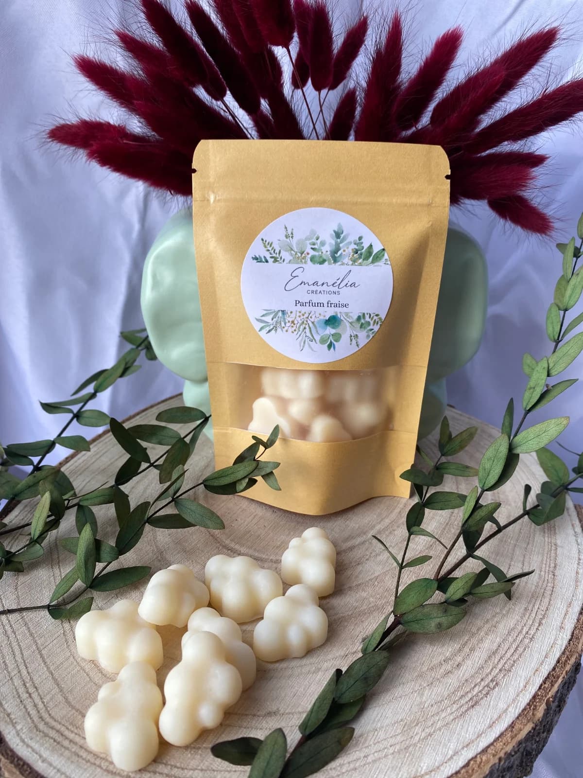 Détail des petits fondants blancs en forme de nuages et sachet kraft avec étiquette parfum fraise.